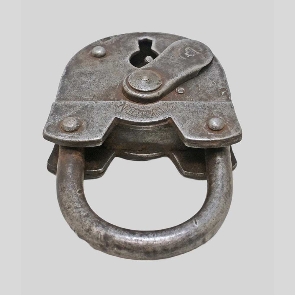 antique iron 2 Touren padlock with key, product detail