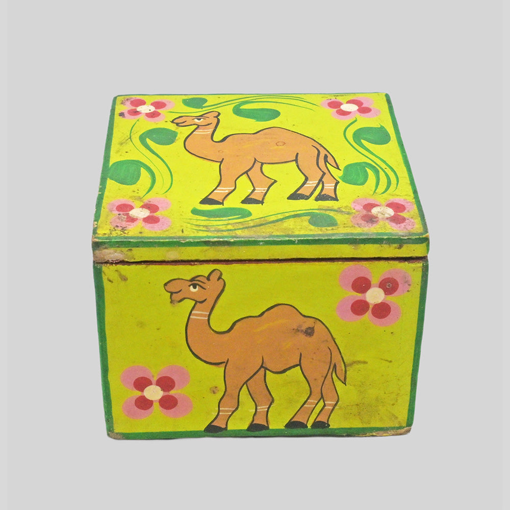 Hand-painted wooden trinket box, side detail